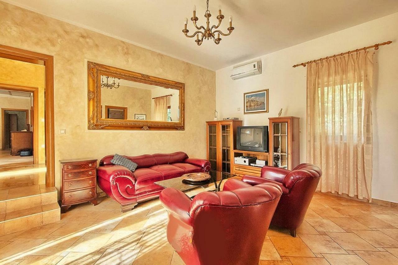 Holiday Home Sarita Sisan Ngoại thất bức ảnh