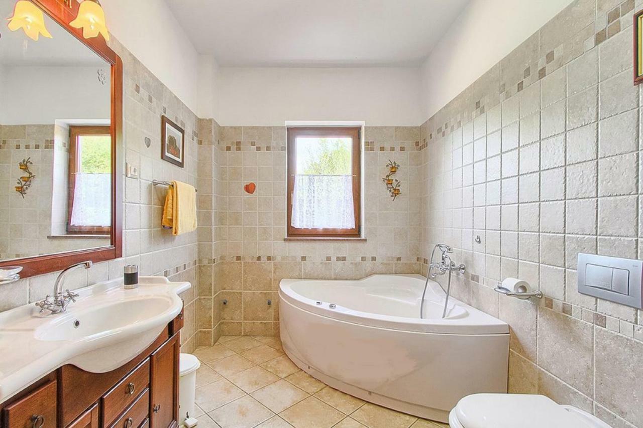 Holiday Home Sarita Sisan Ngoại thất bức ảnh