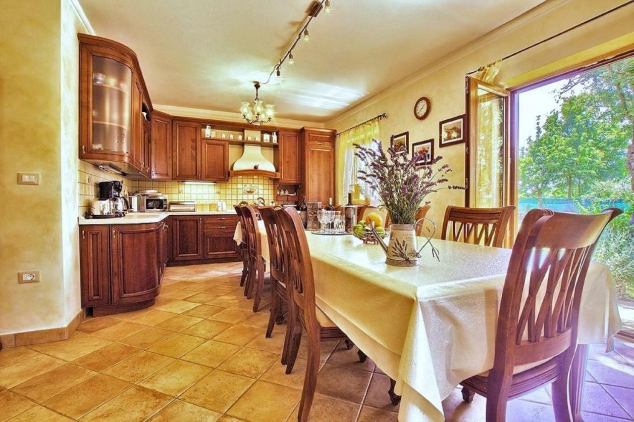 Holiday Home Sarita Sisan Ngoại thất bức ảnh
