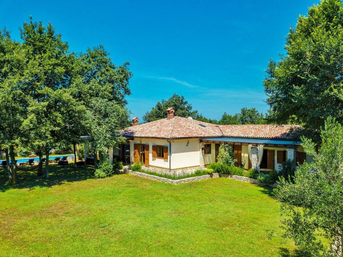 Holiday Home Sarita Sisan Ngoại thất bức ảnh