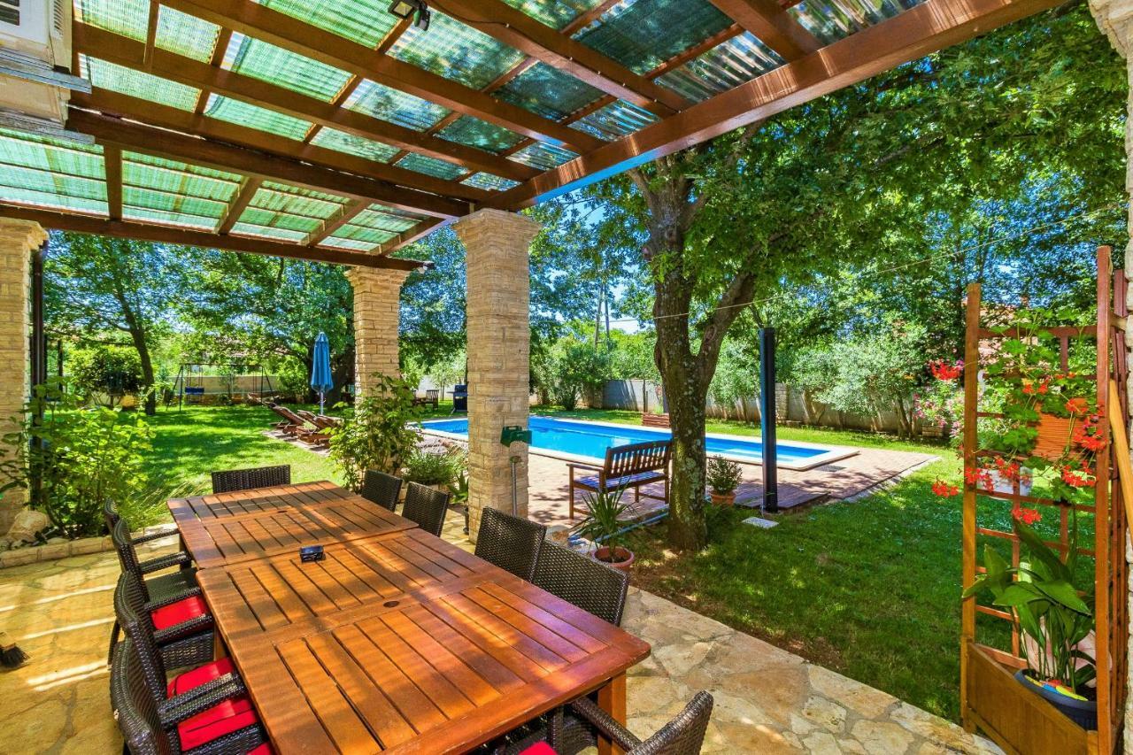 Holiday Home Sarita Sisan Ngoại thất bức ảnh