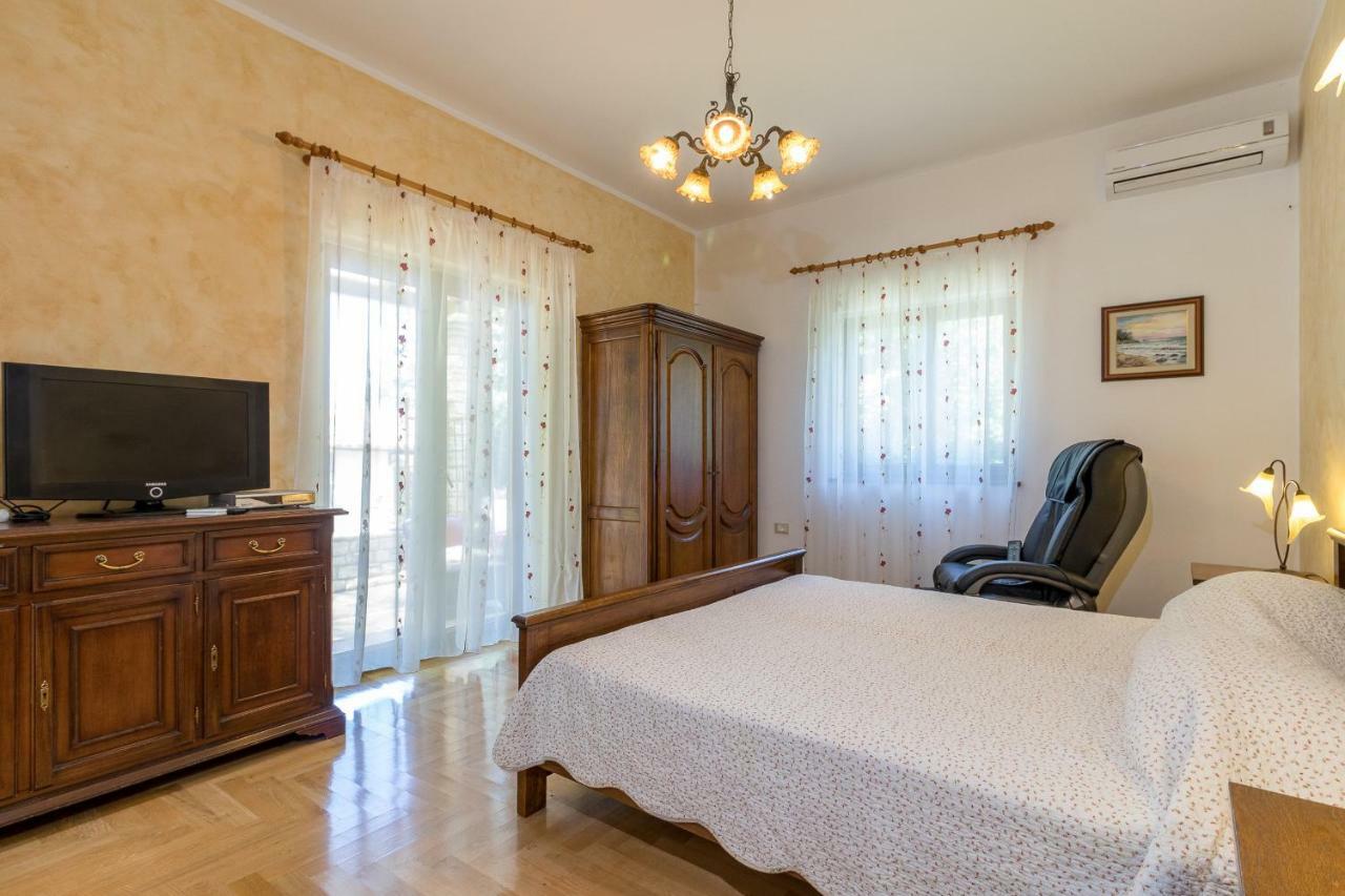 Holiday Home Sarita Sisan Ngoại thất bức ảnh