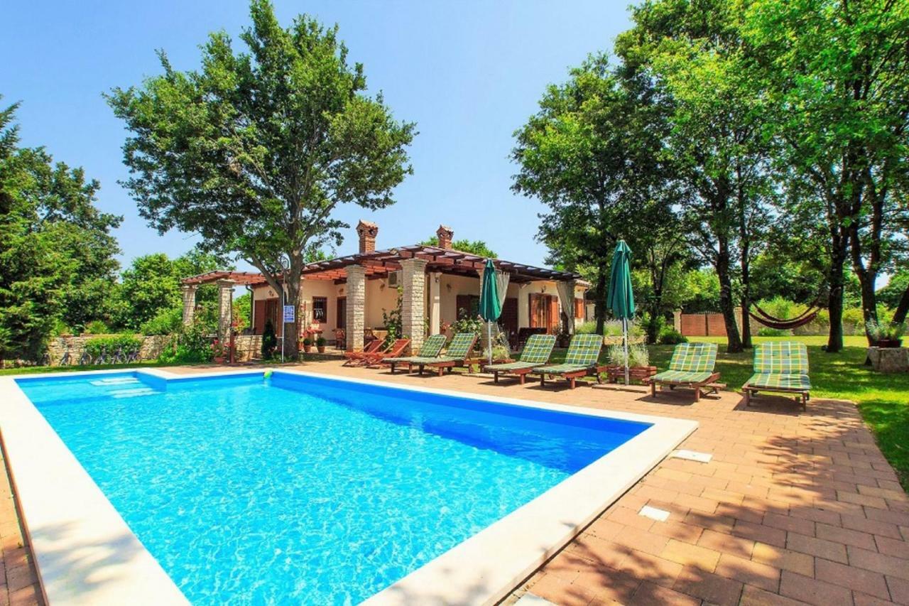 Holiday Home Sarita Sisan Ngoại thất bức ảnh